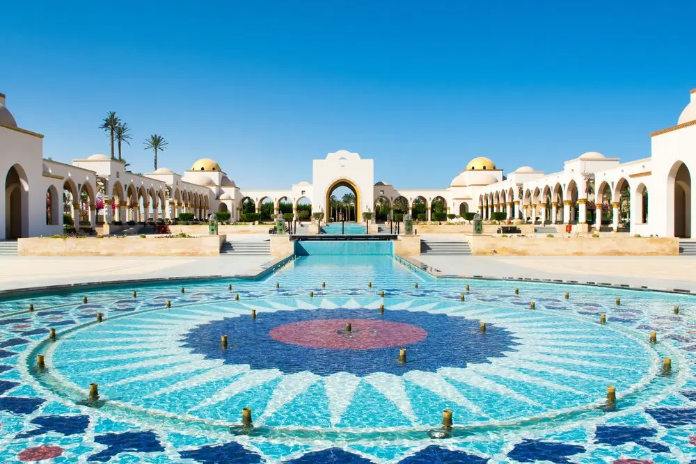 دليلك لمدينة سهل حشيش مدينة الصفوة أو الأثرياء هكذا يطلق على مدينة سهل حشيش التي تعتبر من أحدث المدن التي تم بناؤها على ساحل البحر الأحمر