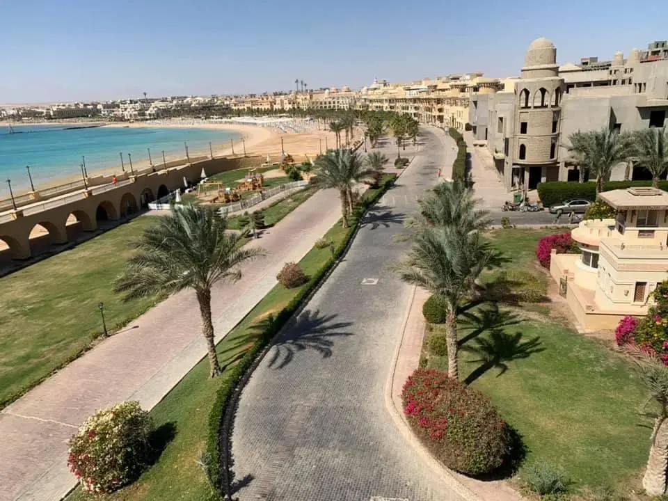 دليلك لمدينة سهل حشيش مدينة الصفوة أو الأثرياء هكذا يطلق على مدينة سهل حشيش التي تعتبر من أحدث المدن التي تم بناؤها على ساحل البحر الأحمر