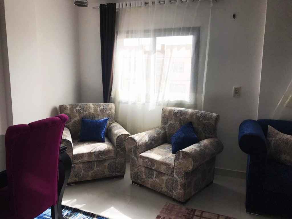 شقة مفروشة قريبة من الخدمات بمدينتي