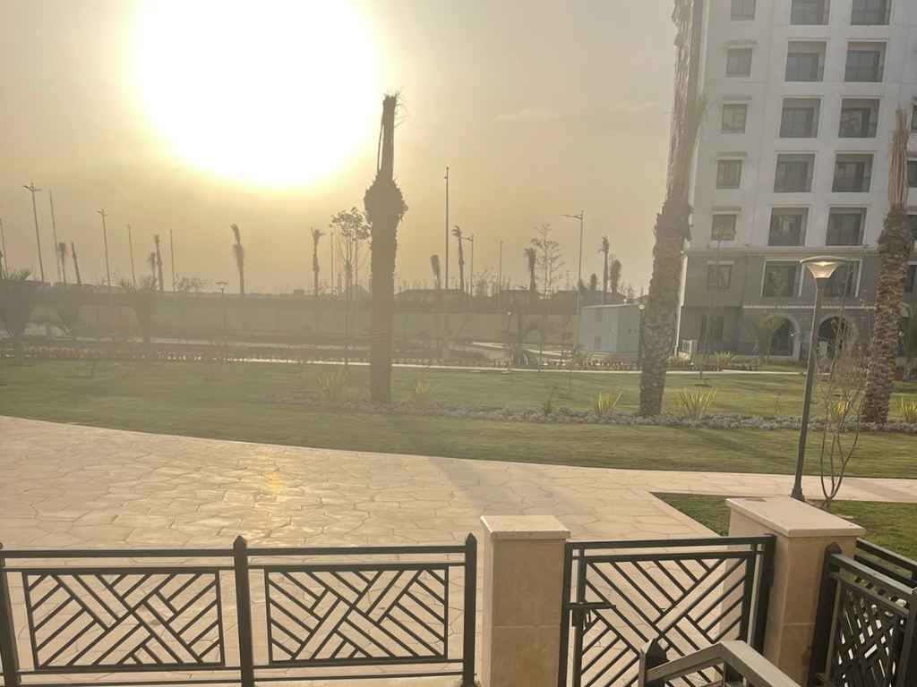 شقة بحديقة للايجار بكمبوند سيليا