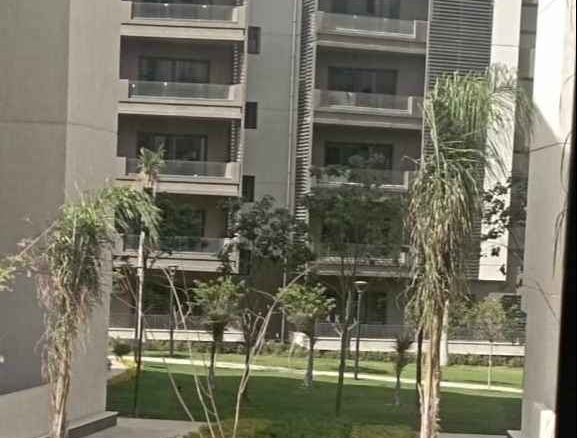 إطلالة شقة 84م للبيع ببريفادو مدينتي على الشارع والحدائق.