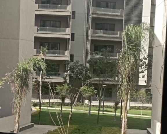 إطلالة شقة 84م للبيع ببريفادو مدينتي على الشارع والحدائق.