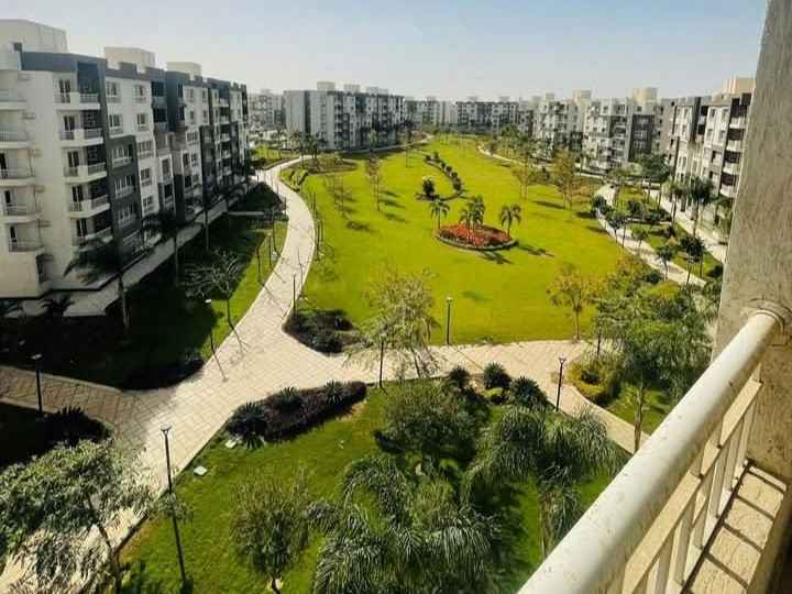 شقة تخصيص شرطة قديم في مدينتي للبيع بمساحة 165م في B12 بإطلالة على حديقة.