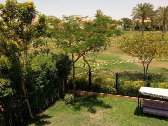 فيلا جولف مدينتي نموذج X مستقلة للبيع، تظهر الإطلالة المباشرة على ملاعب الجولف والحديقة الخاصة.