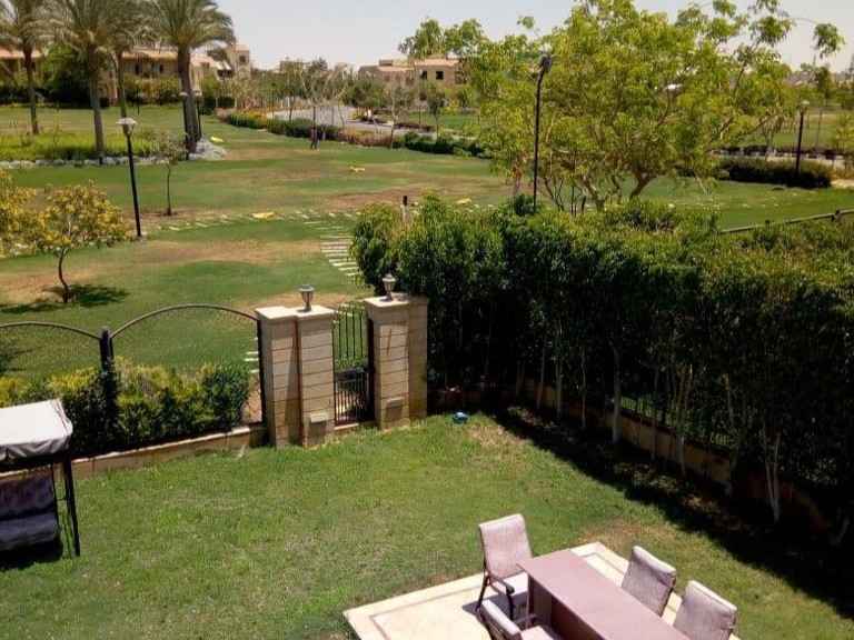 فيلا مستقلة للإيجار المفروش في مدينتي بحديقة خاصة وتشطيبات فاخرة.