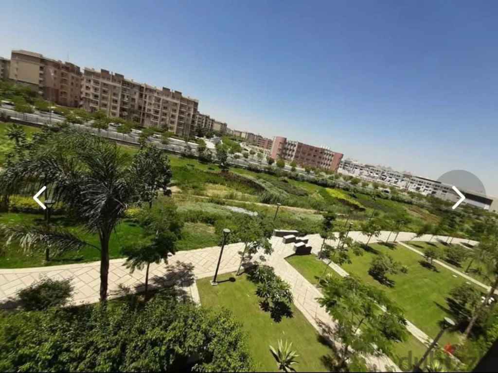 شقة للبيع بمدينتي بإطلالة على مجرى السيل