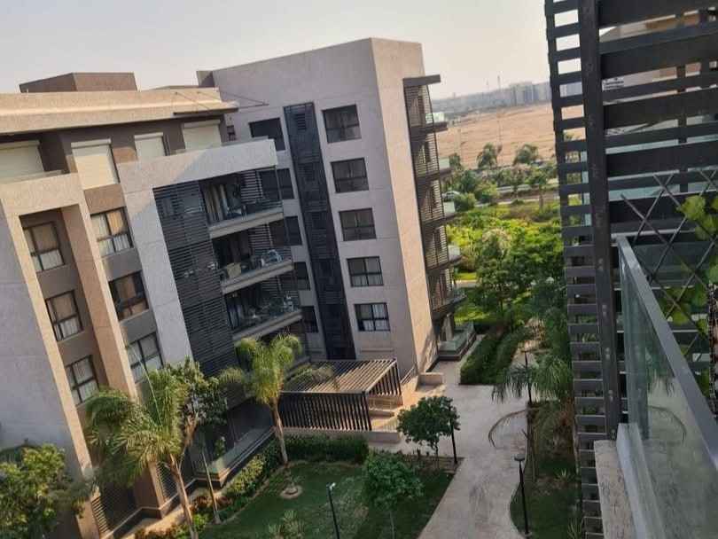 إطلالة شقة 131م للبيع بمدينتي B15 على الشارع والحدائق.