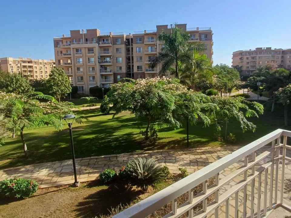 إطلالة الوايد جاردن من شقة 116م للبيع بمدينتي B11.