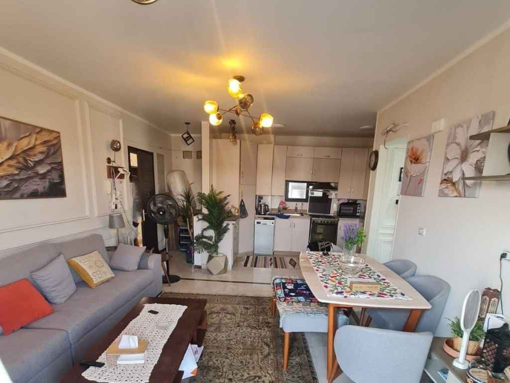 ريسبشن ومطبخ أمريكاني في شقة 131م للبيع كاش بمدينتي B15.