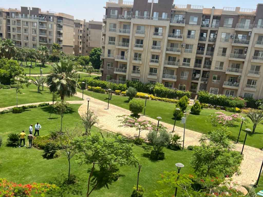 شقة 96م للبيع بمدينتي B11 في الدور الثالث.