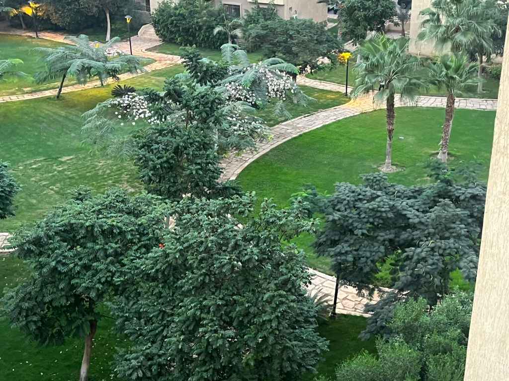 شقة للإيجار الفاضي بمدينتي 94م بفيو على وايد جاردن.