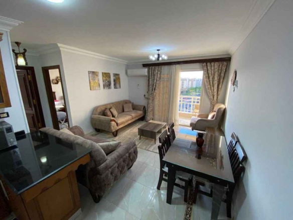 ريسبشن شقة مفروشة للإيجار بمدينتي 82م بفرش فندقي.