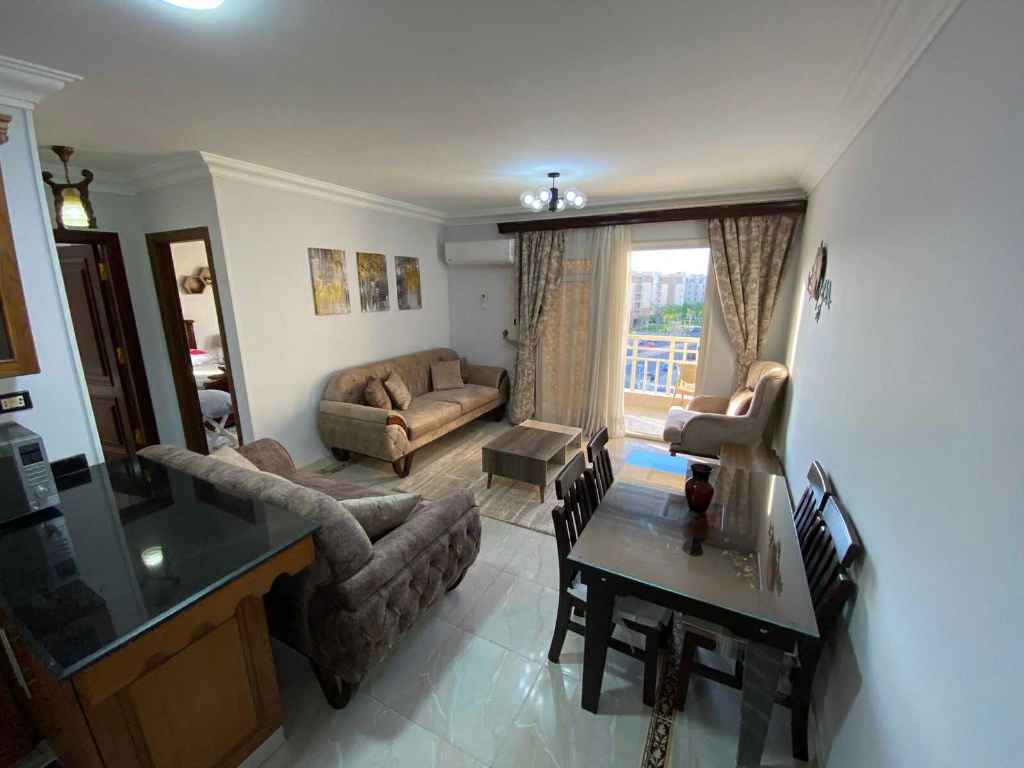 ريسبشن شقة مفروشة للإيجار بمدينتي 82م بفرش فندقي.