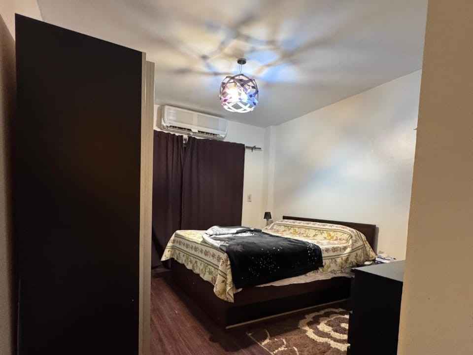 غرفة نوم مكيفة بفرش مودرن في شقة للبيع بمدينتي B3.