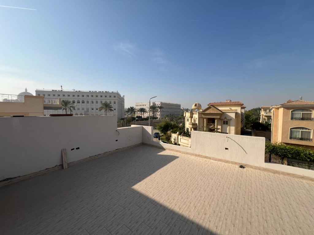 إطلالة من روف فيلا توين هاوس للبيع بكمبوند ضاحية النخيل.