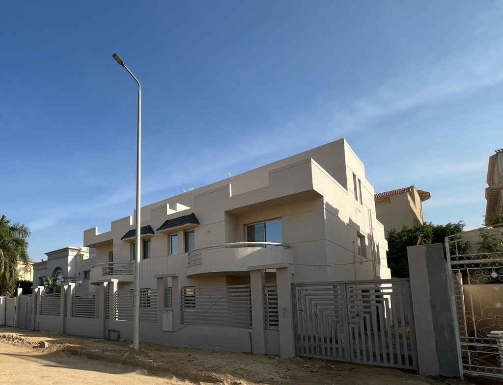 واجهة فيلا للبيع بالشروق بجوار الجامعة البريطانية في كمبوند ضاحية النخيل.