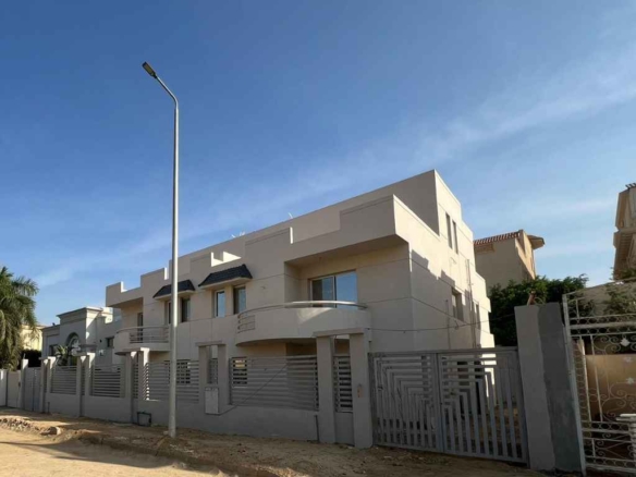 واجهة فيلا للبيع بالشروق بجوار الجامعة البريطانية في كمبوند ضاحية النخيل.