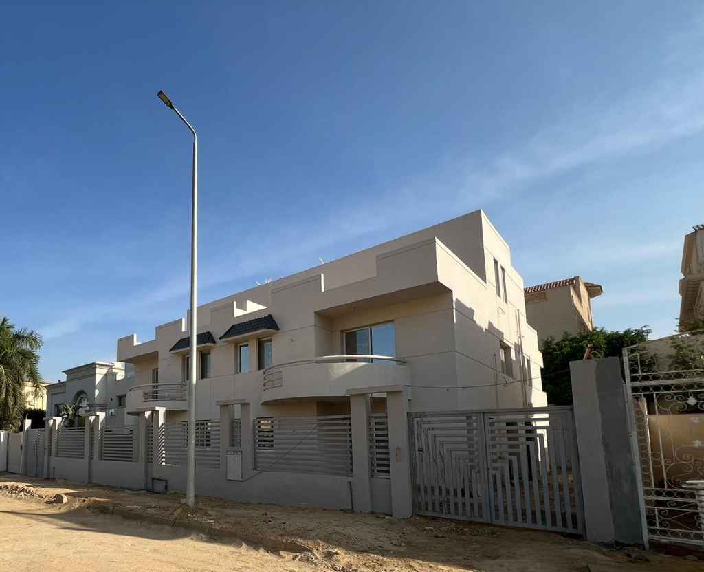 فيلا للبيع بالشروق بجوار الجامعة البريطانية واجهة فيلا للبيع بالشروق بجوار الجامعة البريطانية في كمبوند ضاحية النخيل.