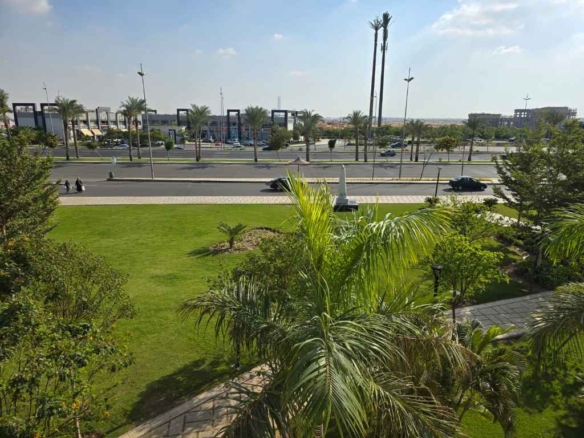 للبيع بمدينتي شقة 140م كورنر بحري بفيو على البرج الأيقوني.