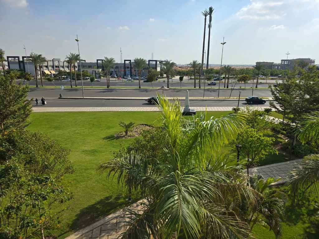 للبيع بمدينتي شقة 140م كورنر بحري بفيو على البرج الأيقوني.