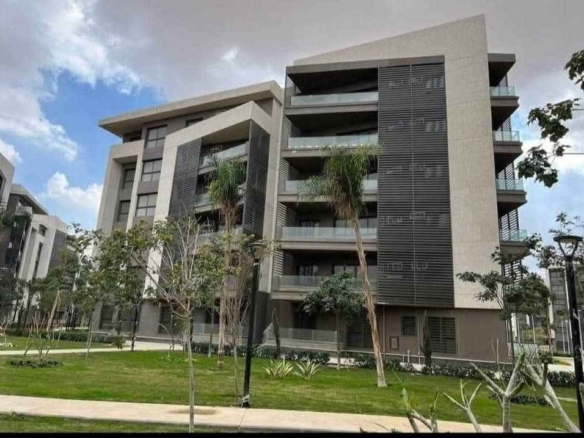 للبيع بمدينتي شقة 142م عقد قديم في B15.