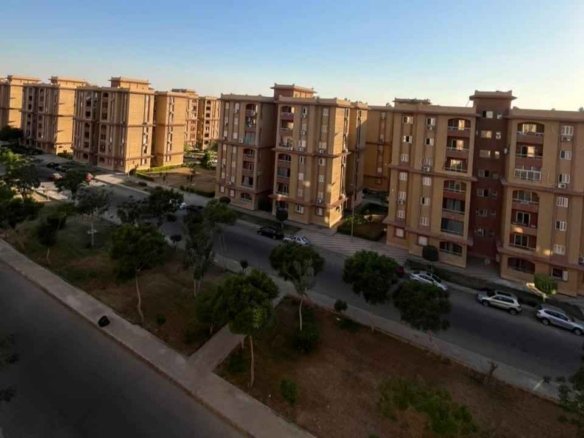 صورة من التراس توضح الإطلالة على الشارع الرئيسي (شارع الغرام) الخاصة بـ شقة 120م بقطاع 800 للبيع في مدينة المستقبل، مقدمة من تايكون العقاري.