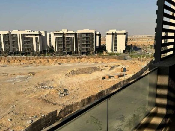 صورة من التراس توضح الإطلالة المفتوحة وغير المجروحة الخاصة بـ شقة 146م بحري صريح للبيع في بريفادو مدينتي، مقدمة من تايكون العقاري.