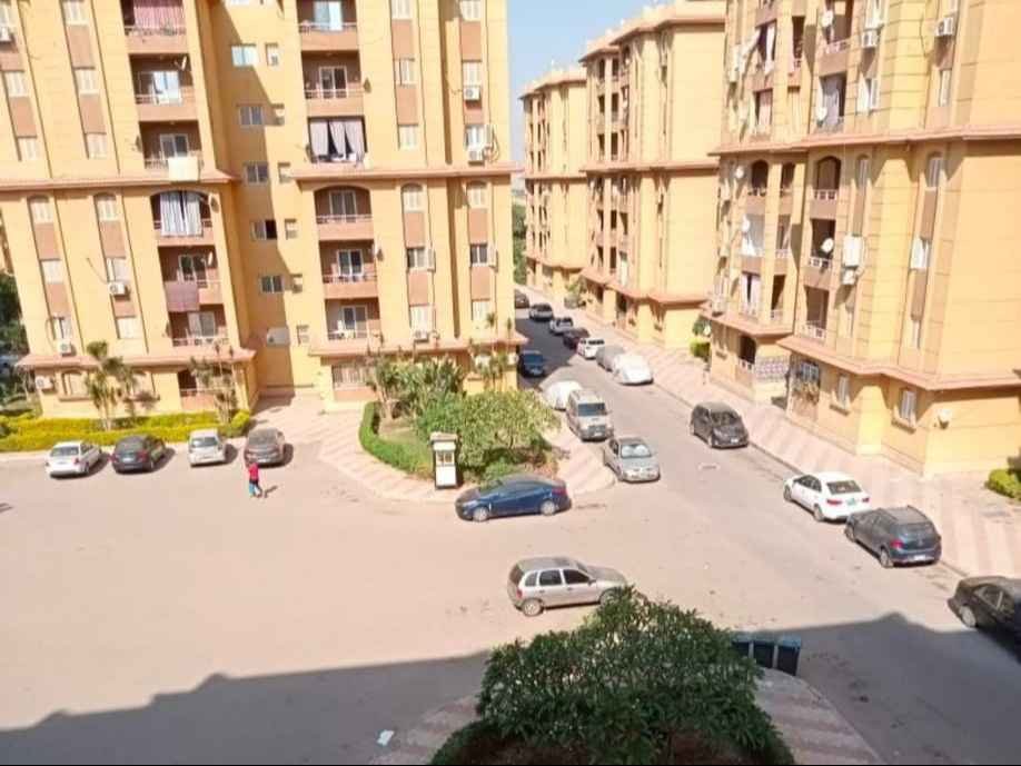 صورة من التراس توضح إطلالة شقة 120م بقطاع 400 للبيع في مدينة المستقبل على حديقة وباركينج، مقدمة من تايكون العقاري