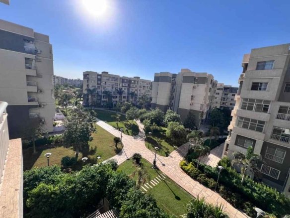 صورة توضح الإطلالة المميزة على الجاردن لشقة 140م بفيو جاردن للبيع في مدينتي B10، مقدمة من تايكون العقاري.
