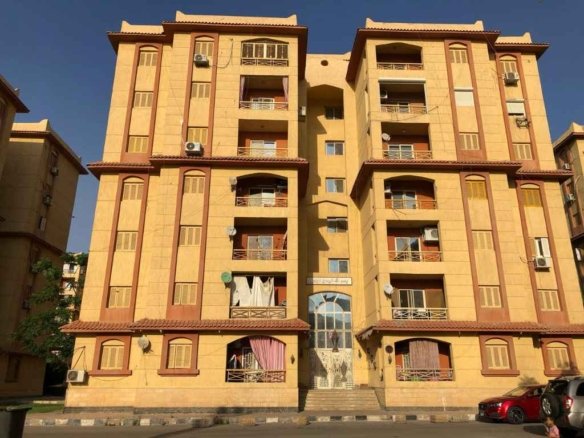 صورة توضح التصميم المعماري لواجهة العمارة حيث تقع شقة 120م استلام فوري للبيع في مدينة المستقبل الهايكستب، مقدمة من تايكون العقاري.