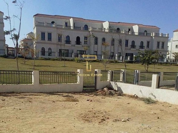صورة لواجهة فيلا تاون هاوس للبيع كاش في سيليا العاصمة الإدارية، مقدمة من تايكون العقاري.