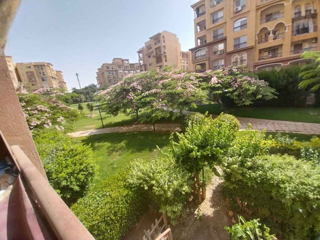صورة توضح الإطلالة الرائعة على المساحات الخضراء من تراس شقة 182م للبيع أو البدل في مدينتي B1، مقدمة من تايكون العقاري.