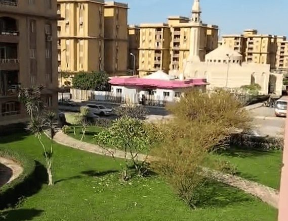 صورة توضح الإطلالة المفتوحة على المساحات الخضراء من تراس شقة 120م فيو جاردن للبيع في مدينة المستقبل، مقدمة من تايكون العقاري.