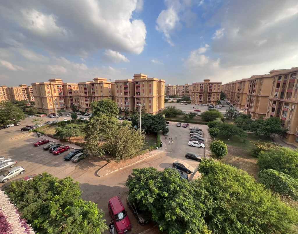 إطلالة على الجاردن من تراس شقة في قطاع الـ400 بمدينة المستقبل
