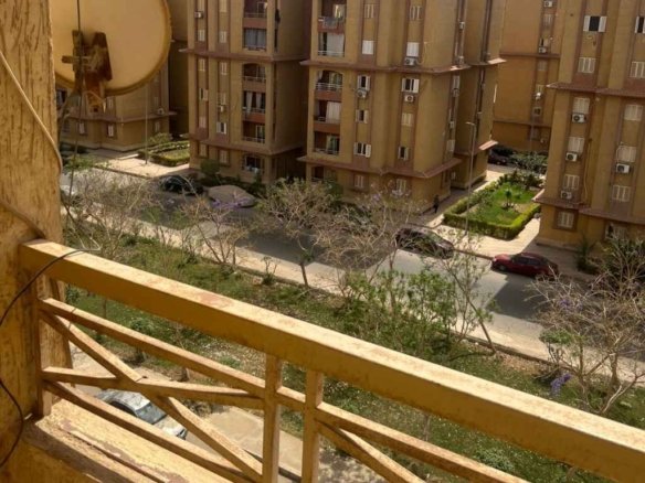 صورة من التراس توضح الإطلالة المفتوحة والغير مجروحة على شارع الغرام لشقة للإيجار بقطاع 800 في مدينة المستقبل، مقدمة من تايكون العقاري.