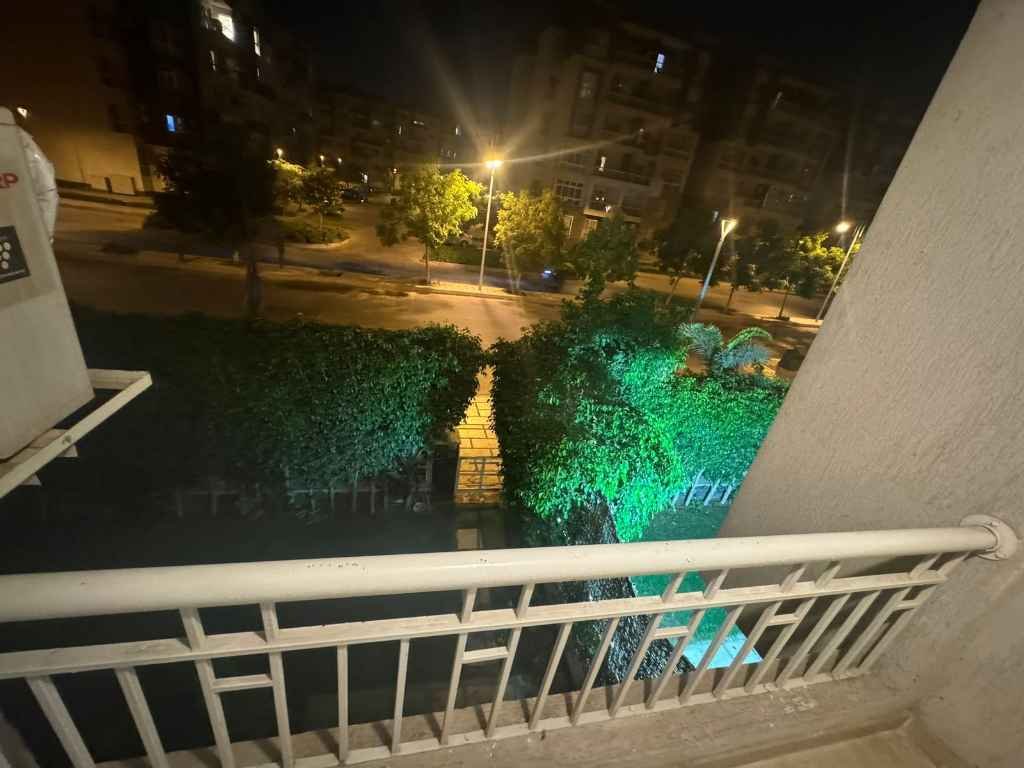 صورة من التراس توضح الإطلالة على الشارع لشقة حجز قديم للبيع في مدينتي B12 بجوار الخدمات والكرافت زون، مقدمة من تايكون العقاري.