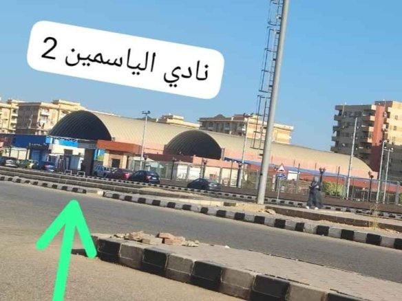 صورة توضح الإطلالة المفتوحة على النادي من تراس شقة للإيجار بقطاع 100 في مدينة المستقبل، مقدمة من تايكون العقاري.